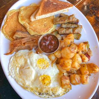 Time for brunch! We got all your favorites. Bottomless option available too 🍻