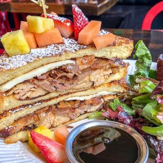 Happy Brunch! ☀️ French Toast Monte Cristo - pulled pork, applewood smoked bacon, soft ripened brie on French toast. Served with powdered sugar, fresh fruit, and vermont maple syrup 🥞🥓🍴