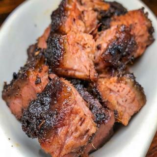 Everyone’s favorite 👉 BURNT ENDS 💥 . Come on by for dinner, or order for delivery from our website!